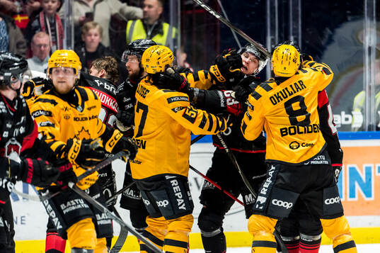 Skellefteås Emil Djuse och Malmö Redhawks Fredrik