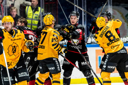 Skellefteås Emil Djuse och Malmö Redhawks Fredrik