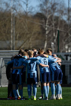 Djurgårdens spelare samlas i en ring