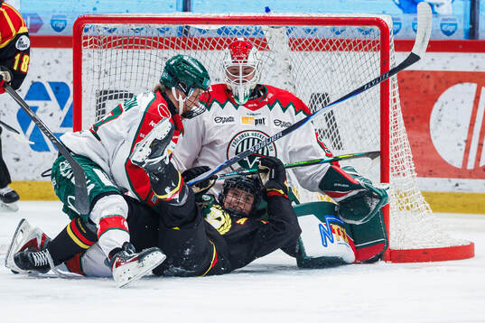Frölundas Nellie Svensson och Brynäs Hanna Thuvik