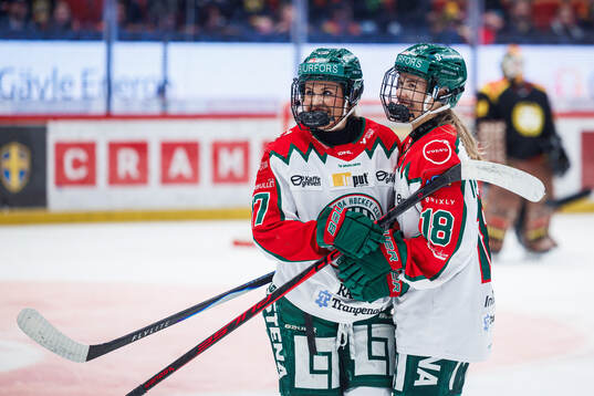Frölundas Sofie Lundin jublar med Elisa Holopainen