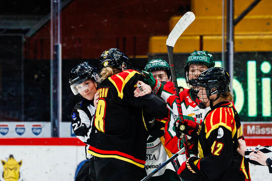 Brynäs Elin Svensson och Frölundas Nellie Svensson