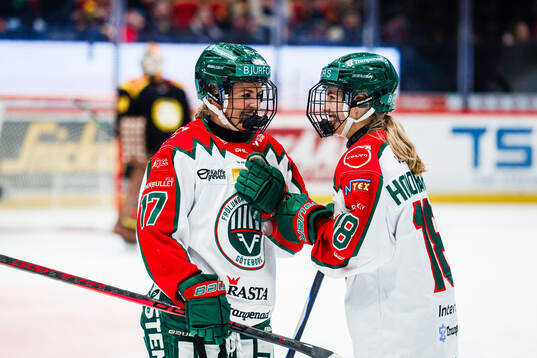 Frölundas Sofie Lundin och Elisa Holopainen jublar
