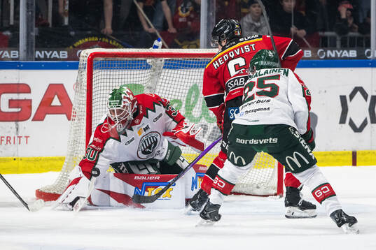 Frölundas målvakt Tobias Normann och Luleås Isac Hedqvist