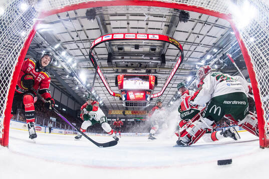 Luleås Isac Hedqvist och Frölundas målvakt Tobias