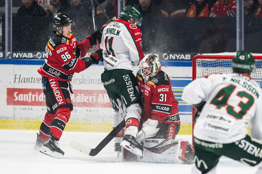 Frölundas Max Lindholm och Luleås målvakt Matteus Ward