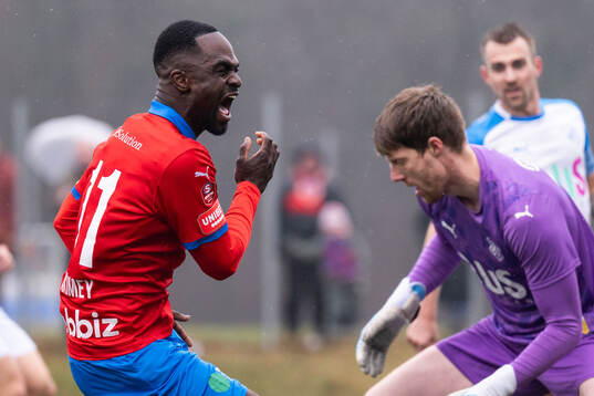 Helsingborgs Adam Akimey reagerar