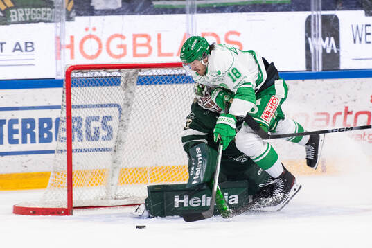 Rögles Dennis Everberg mot Färjestads målvakt Emil Larmi