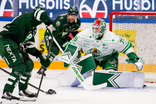 Färjestads Joel Kellman och Rögles målvakt Arvid Holm