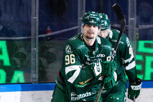 Färjestads David Tomasek jublar