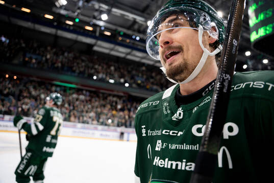 Färjestads David Tomasek jublar