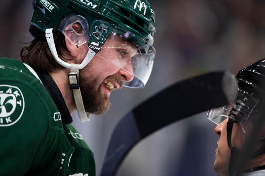 Färjestads Linus Johansson med domare Peter Almerstedt