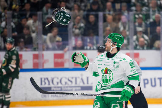 Rögles Mark Friedman med Färjestads Viktor Lodin hjälm
