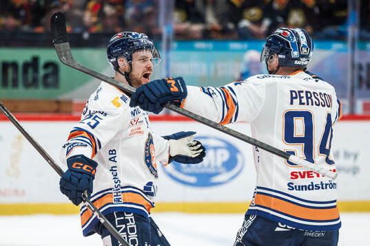 Växjös Lucas Elvenes jublar med Joel Persson