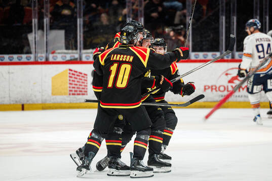 Brynäs Jakob Silfverberg jublar med lagkamrater