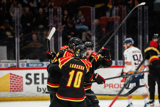 Brynäs Jakob Silfverberg jublar med lagkamrater