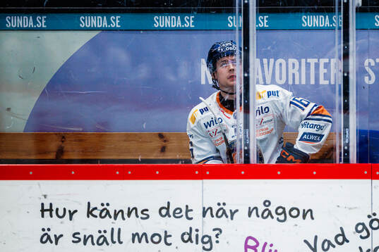 Växjös Ville Svensson sitter av en utvisning