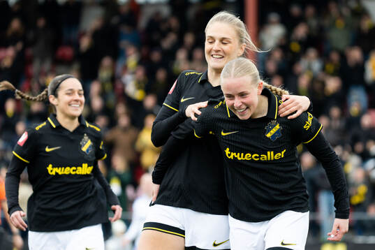 AIKs Nova Selin jublar med Lisa Björk