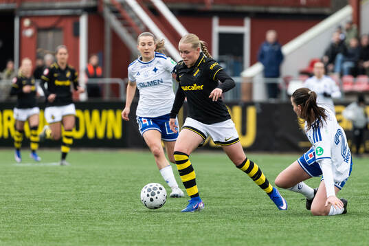 AIKs Nova Selin och IFK Norrköpings Josefin Harrysson