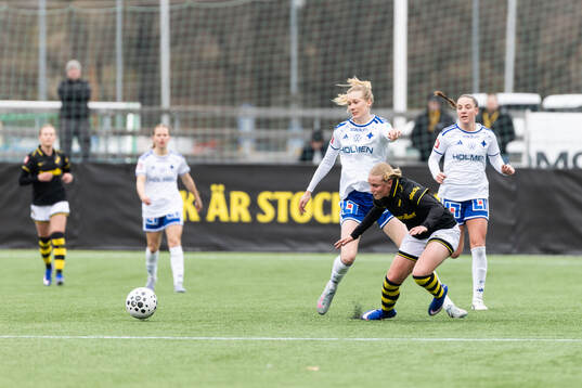 IFK Norrköpings Ebba Handfast och AIKs Nova Selin