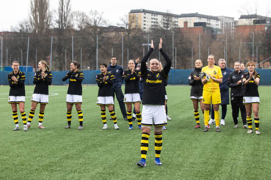 AIKs Nova Selin jublar med lagkamrater