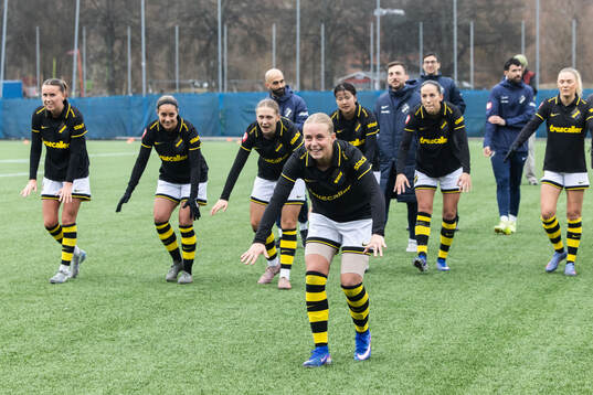 AIKs Nova Selin jublar med lagkamrater