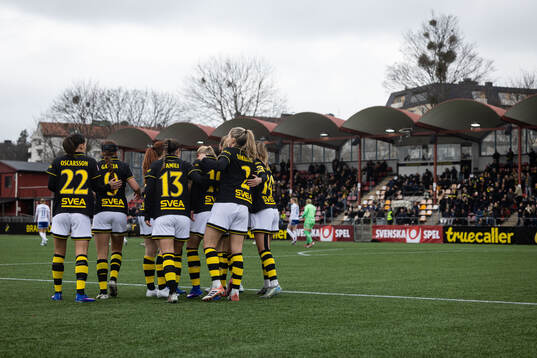 AIKs Nova Selin jublar med lagkamrater