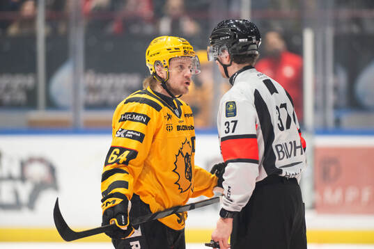 Skellefteås Jonathan Pudas och domare Johan Wedin