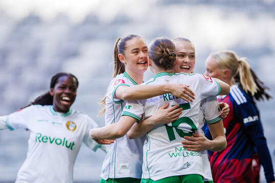 Hammarbys Sofia Reidy jublar med Svea Rehnberg och Elin