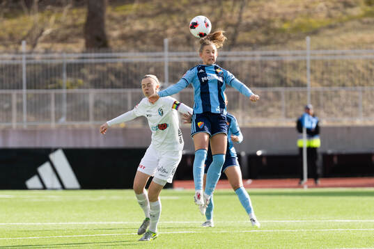 Växjö DFFs Elin Nilsson och Djurgårdens Elsa Pelgander