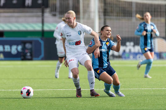 Växjö DFFs Saga Swedman och Djurgårdens Alexsandra