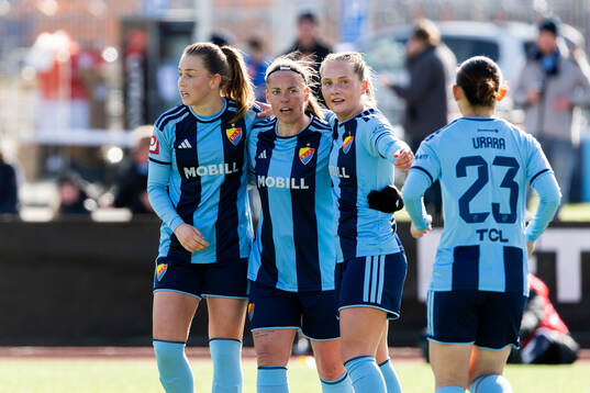 Djurgårdens Therese Åsland jublar med lagkamrater