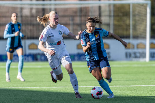 Växjö DFFs Saga Swedman och Djurgårdens Alexsandra