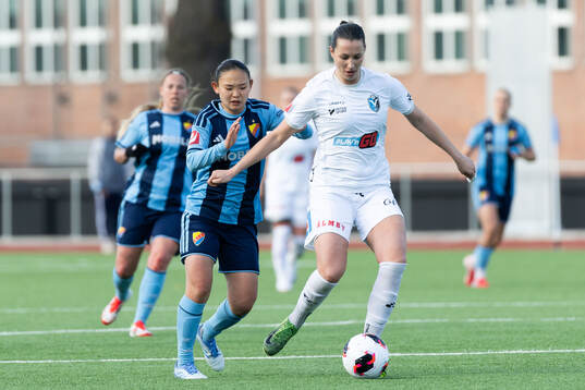 Djurgårdens Urara Watanabe och Växjö DFFs Nellie Karlsson