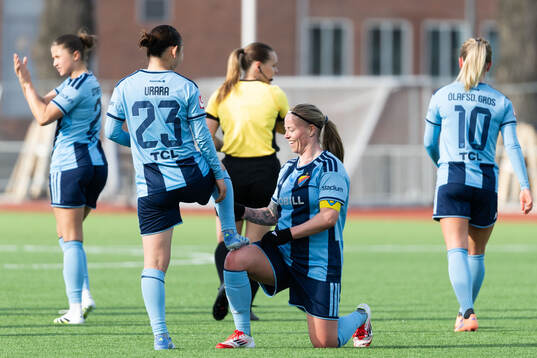 Djurgårdens Urara Watanabe jublar med Therese Åsland