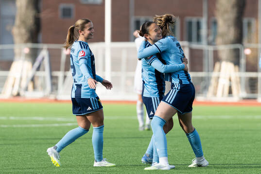 Djurgårdens Urara Watanabe jublar med Johanna Renmark och