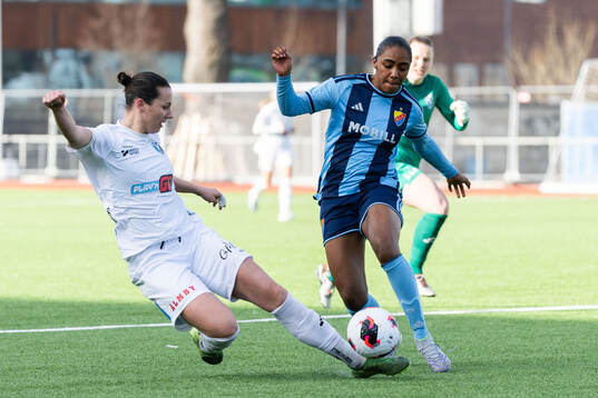 Växjö DFFs Nellie Karlsson och Djurgårdens Alicia Garner