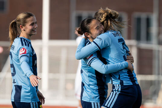 Djurgårdens Urara Watanabe jublar med Fabienne Bartholdson