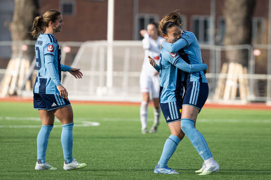 Djurgårdens Urara Watanabe jublar med Fabienne Bartholdson