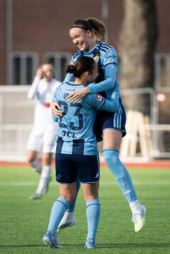 Djurgårdens Urara Watanabe jublar med Fabienne Bartholdson