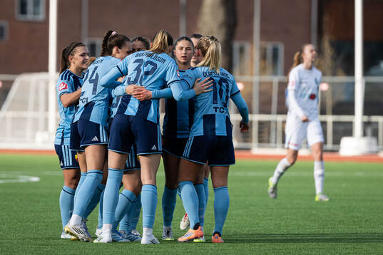 Djurgårdens Urara Watanabe jublar med lagkamrater