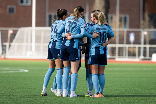 Djurgårdens Urara Watanabe jublar med lagkamrater