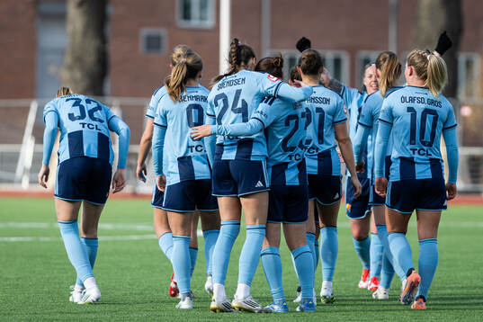 Djurgårdens Urara Watanabe jublar med lagkamrater