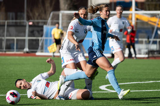 Växjö DFFs Nellie Karlsson och Djurgårdens Johanna