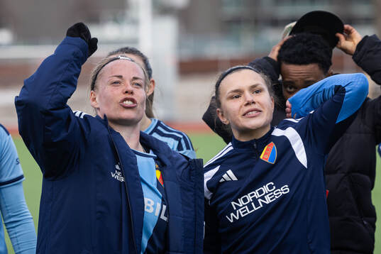 Djurgårdens Therese Åsland och Alexsandra Lobanova jublar