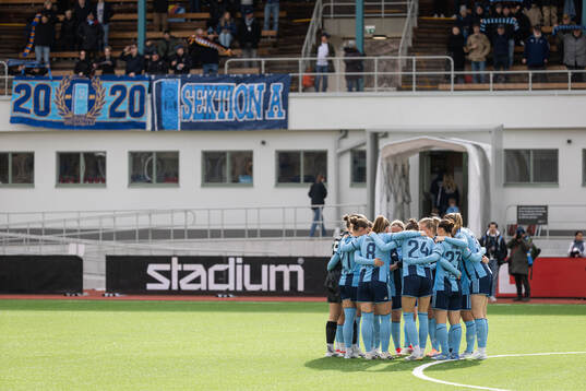 Djurgårdens spelare i en kram