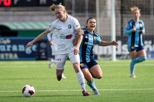 Växjö DFFs Saga Swedman och Djurgårdens Alexsandra