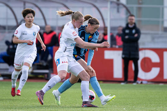 Växjö DFFs Saga Swedman och Djurgårdens Fabienne