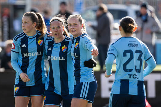 Djurgårdens Therese Åsland jublar med lagkamrater