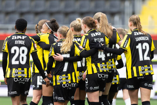 Häckens Felicia Schröder jublar med lagkamrater